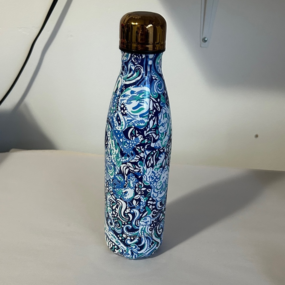 Swell Lilly Pulitzer Blue and White Artistic Water Bottle with‎ Gold Cap
